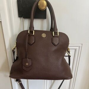 Tory Burch bag large cent zip pocket. 2 side pockets on one side & small zip